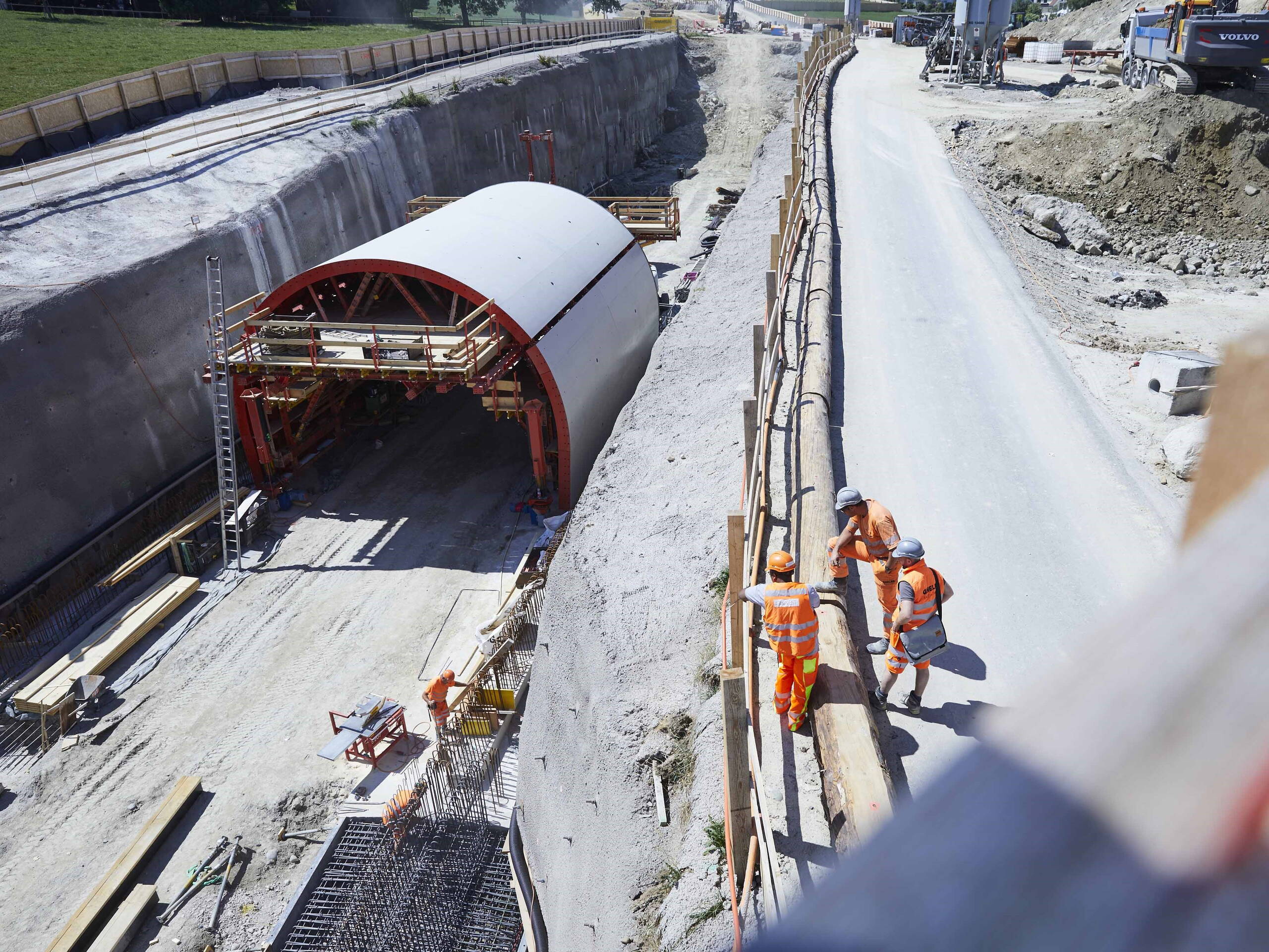 Nouveau tunnel à tranchée couverte et chariot de coffrage utilisé.