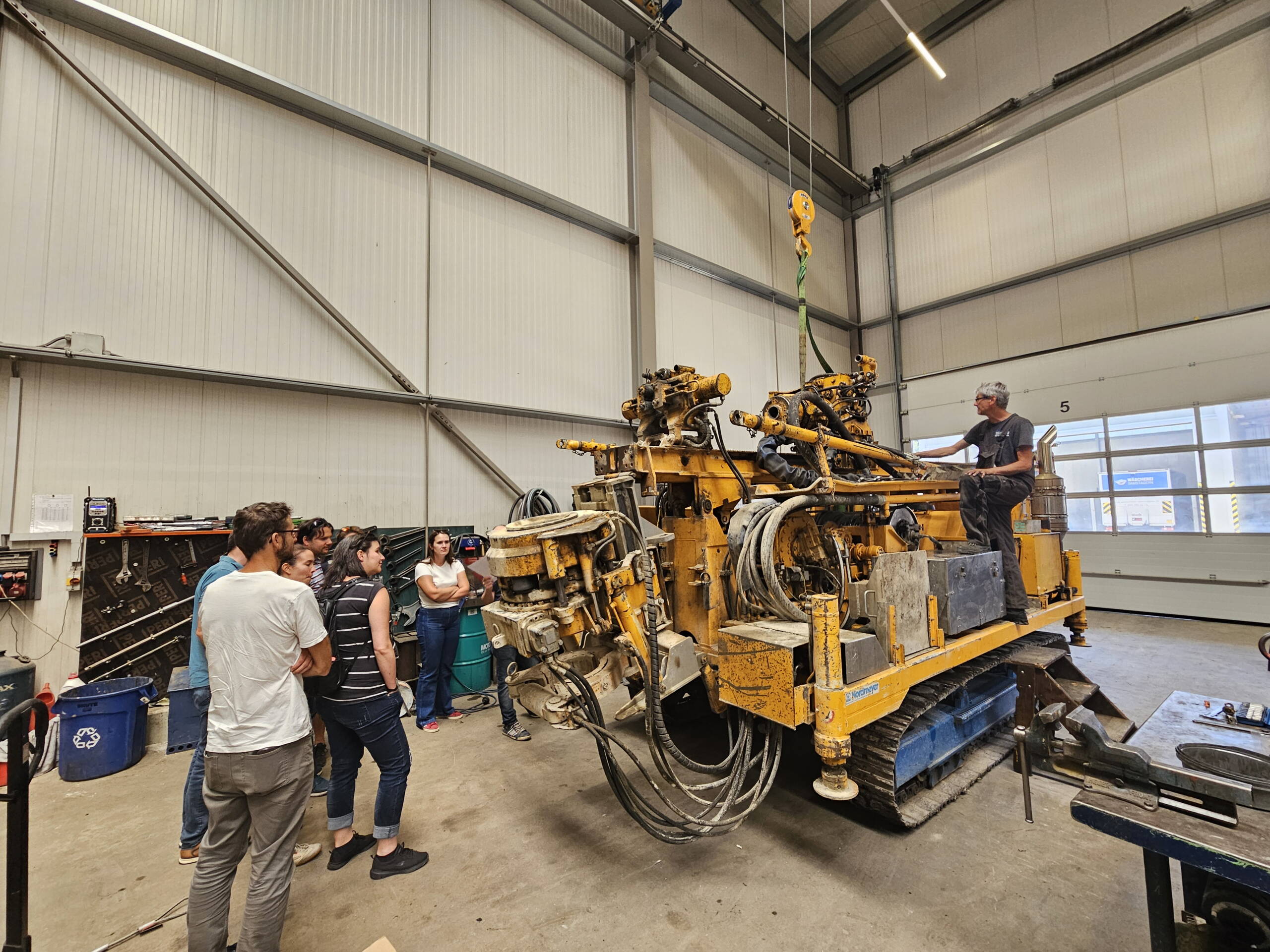 Erklärung der Bohrmaschine und dessen Bestandteile. Erklärung der Bohrmaschine und dessen Bestandteile.