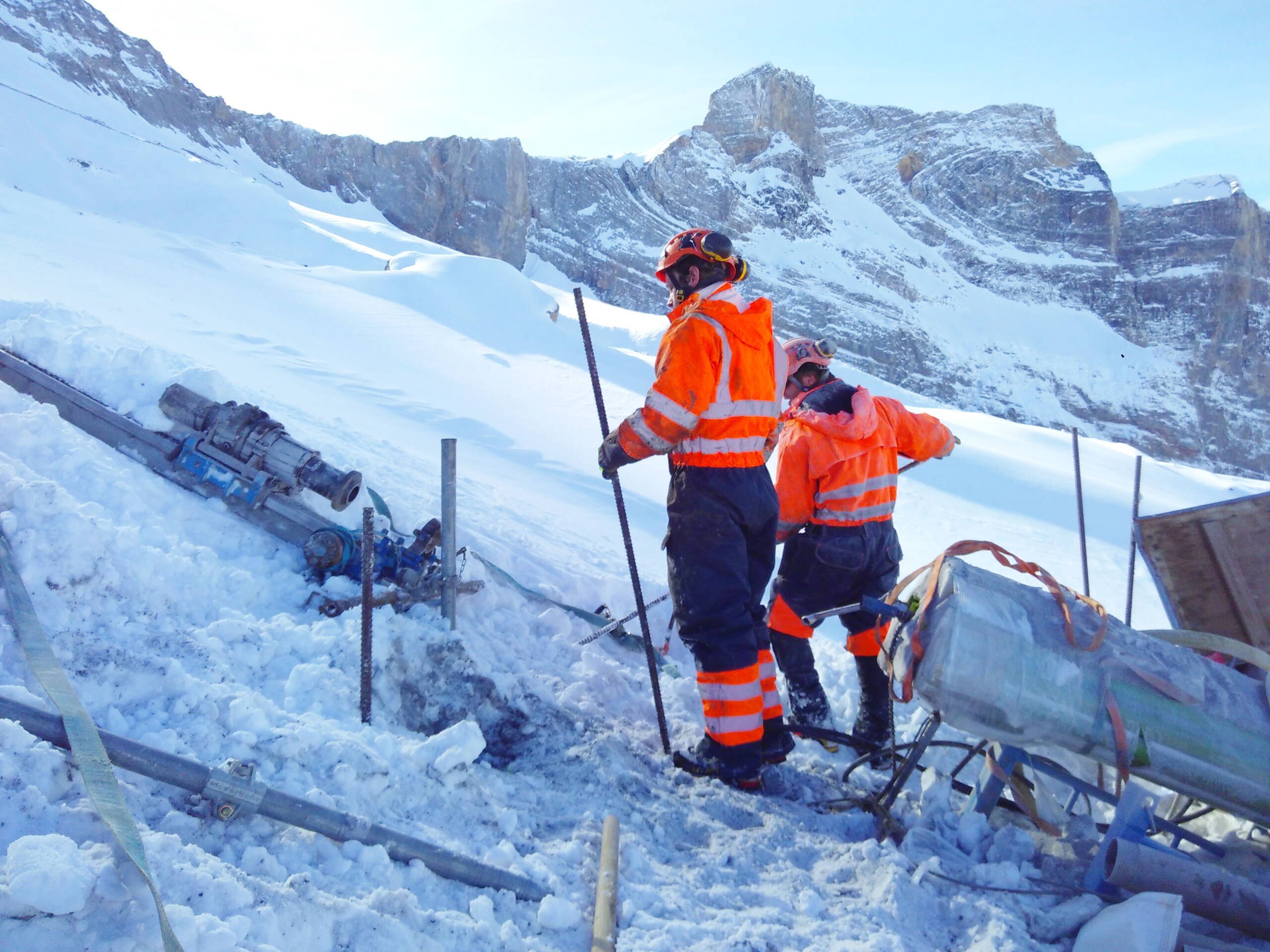 Travaux de forage  sur la crête ouest dans des conditions hivernales.