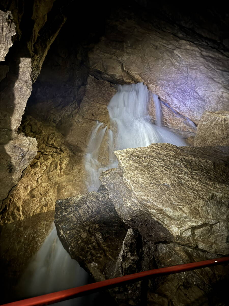 Wasser bahnt sich seinen Weg durch die Karstgänge der Koppenbrüllerhöhle.  Wasser bahnt sich seinen Weg durch die Karstgänge der Koppenbrüllerhöhle.
