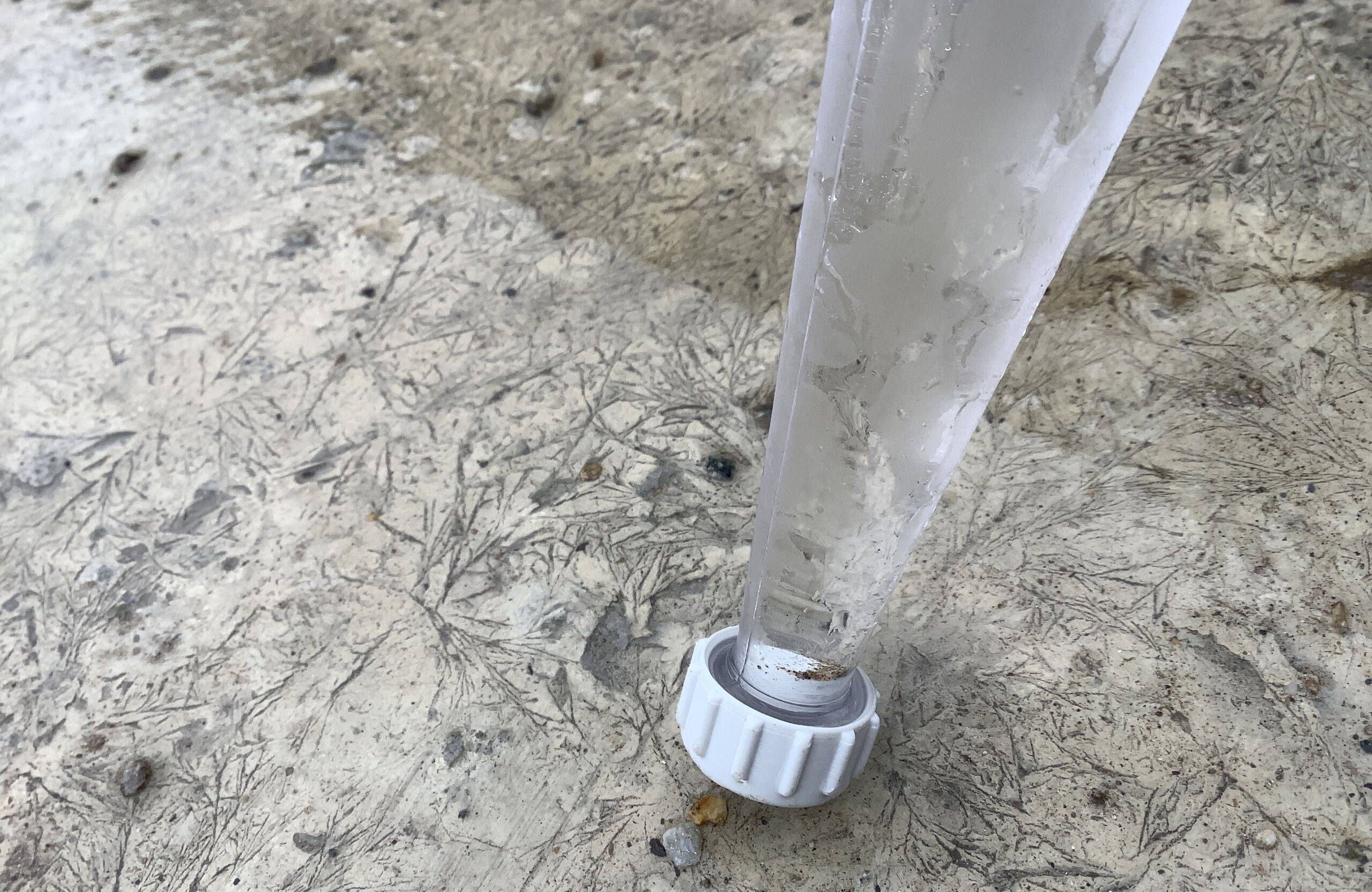 Kontrolle Sandfreiheit Überprüfung der Sandfreiheit zur Gewährleistung eines langfristigen, technisch einwandfreien Betriebs.