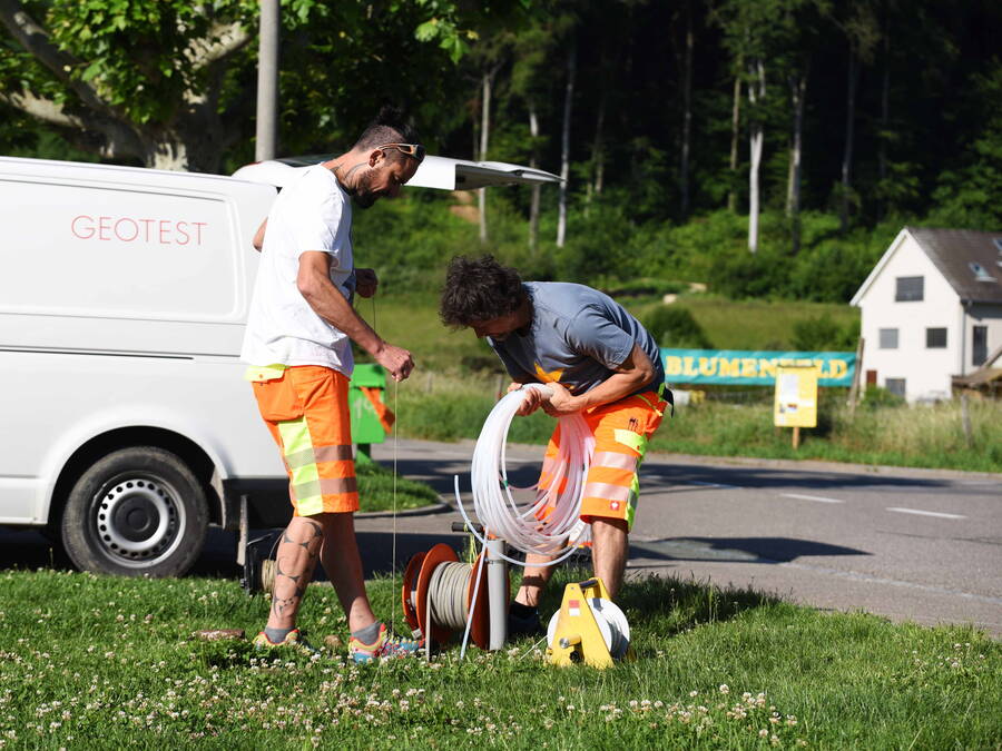Grundwasserprobenahme Grundwasserprobenahme aus einem Piezometer im Raum Muttenz BL. Der Flurabstand des Grundwasserspiegels im Muschelkalk-Aquifer beträgt teilweise mehr als 50 Meter.