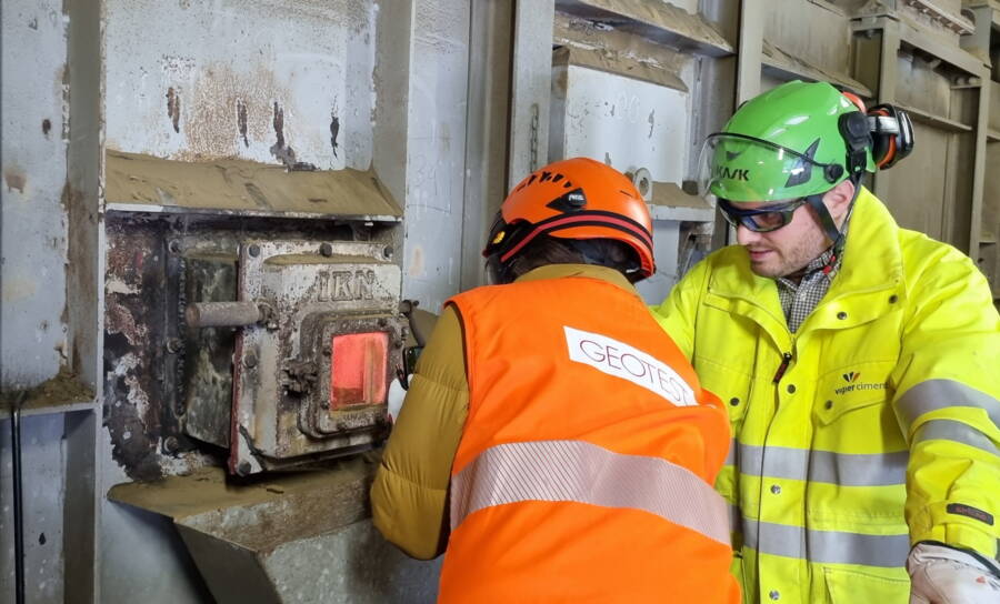 The GEOTEST employees take a look at the kiln.