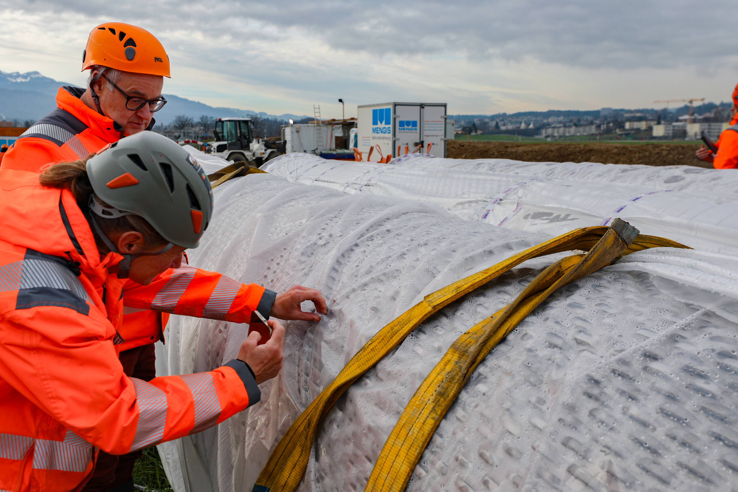 Mitarbeitende der GEOTEST begutachten einen der noch unverbauten Schlitzbrückenfiltern von Aussen. 
