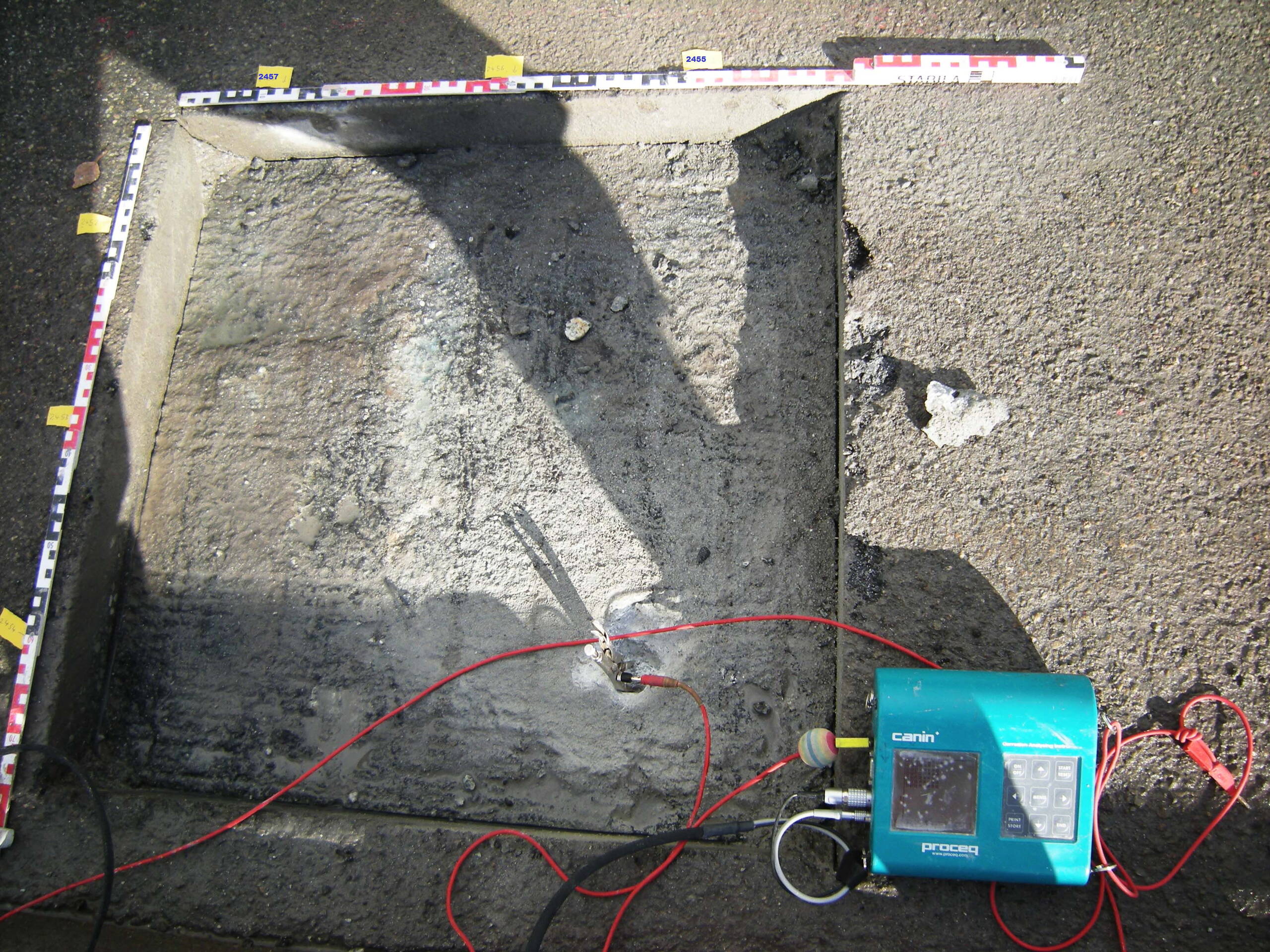 Potentialfeldmessungen in einem Belagsfenster zur Beurteilung von Chlorideintrag und Bewehrungskorrosion in der Brückenplatte.
