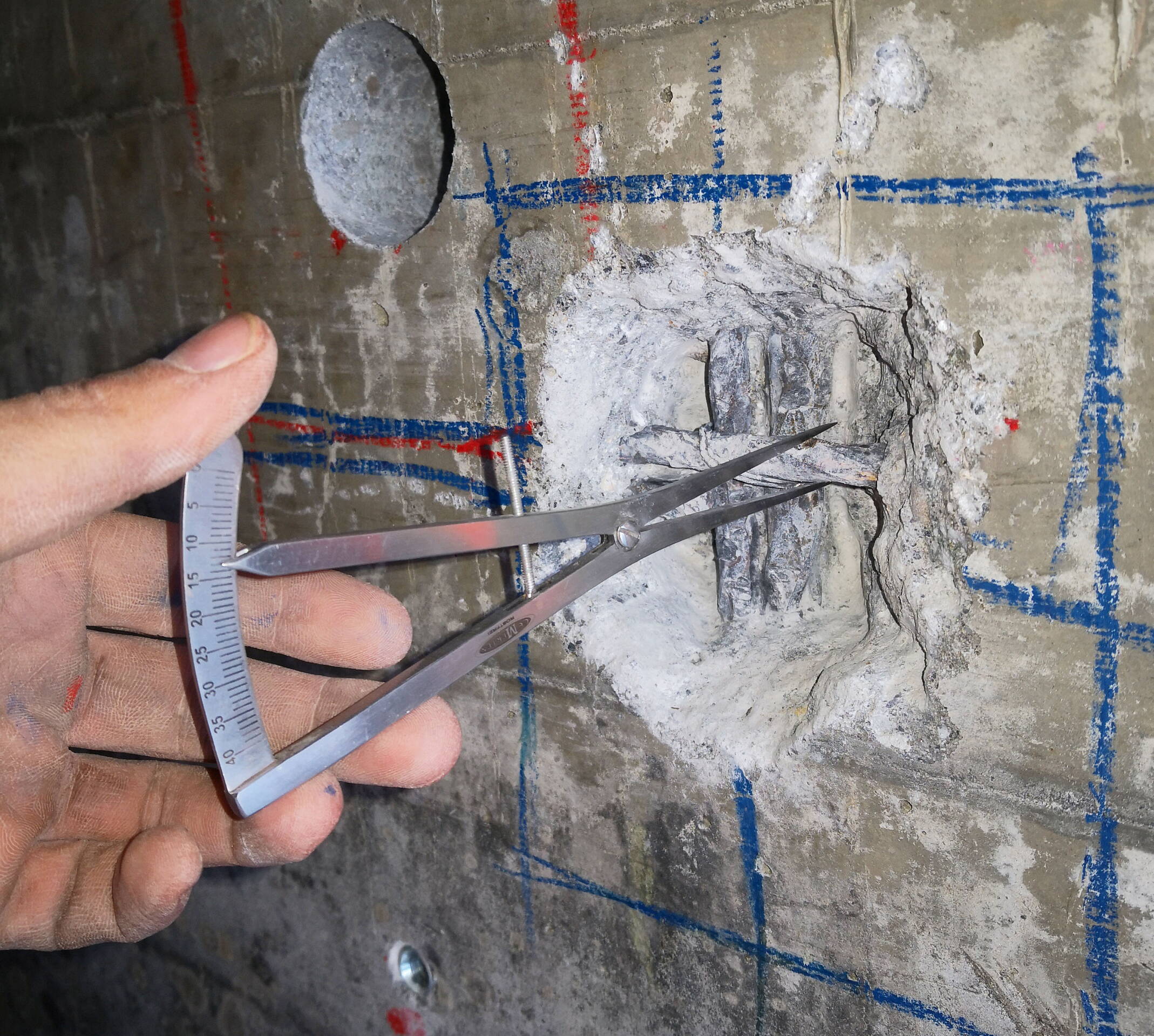 Gezielte Bewehrungsfreilegung: Bestimmung von Durchmesser, Korrosionsgrad und Betonkarbonatisierung.